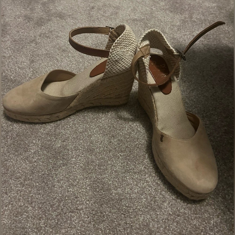 Pimaz Closed Toe Suede Wedges